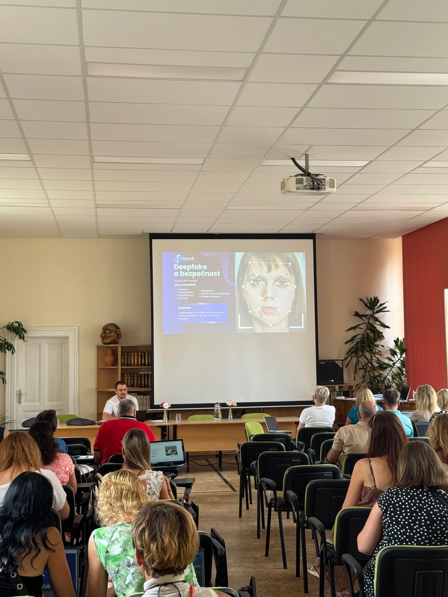 Pedagogové při praktické části školení o umělé inteligenci od Innov8