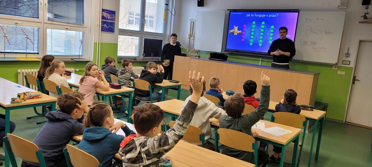 Lektor Innov8 vysvětluje žákům, jak funguje umělá inteligence