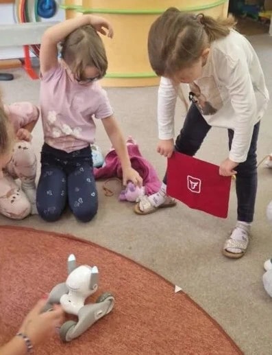 Děti z mateřské školy interagují s robotem Loona během vzdělávacího programu o AI