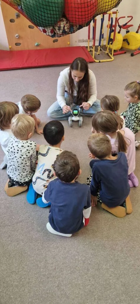 Předškolní děti při interaktivních aktivitách s robotem Loona, MŠ Sluníčko PedF UK