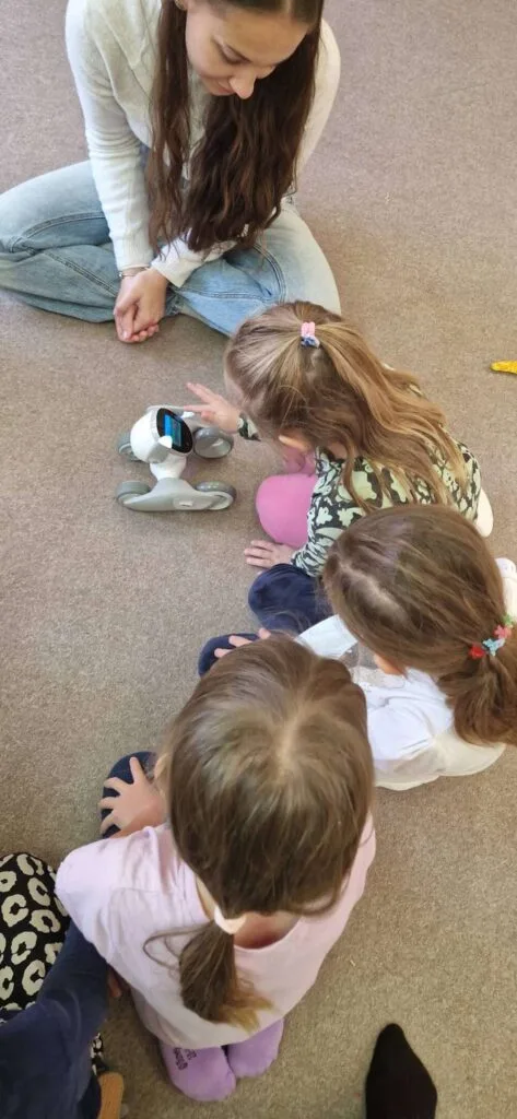 Skupina dětí v mateřské škole se seznamuje s robotem Loona a umělou inteligencí