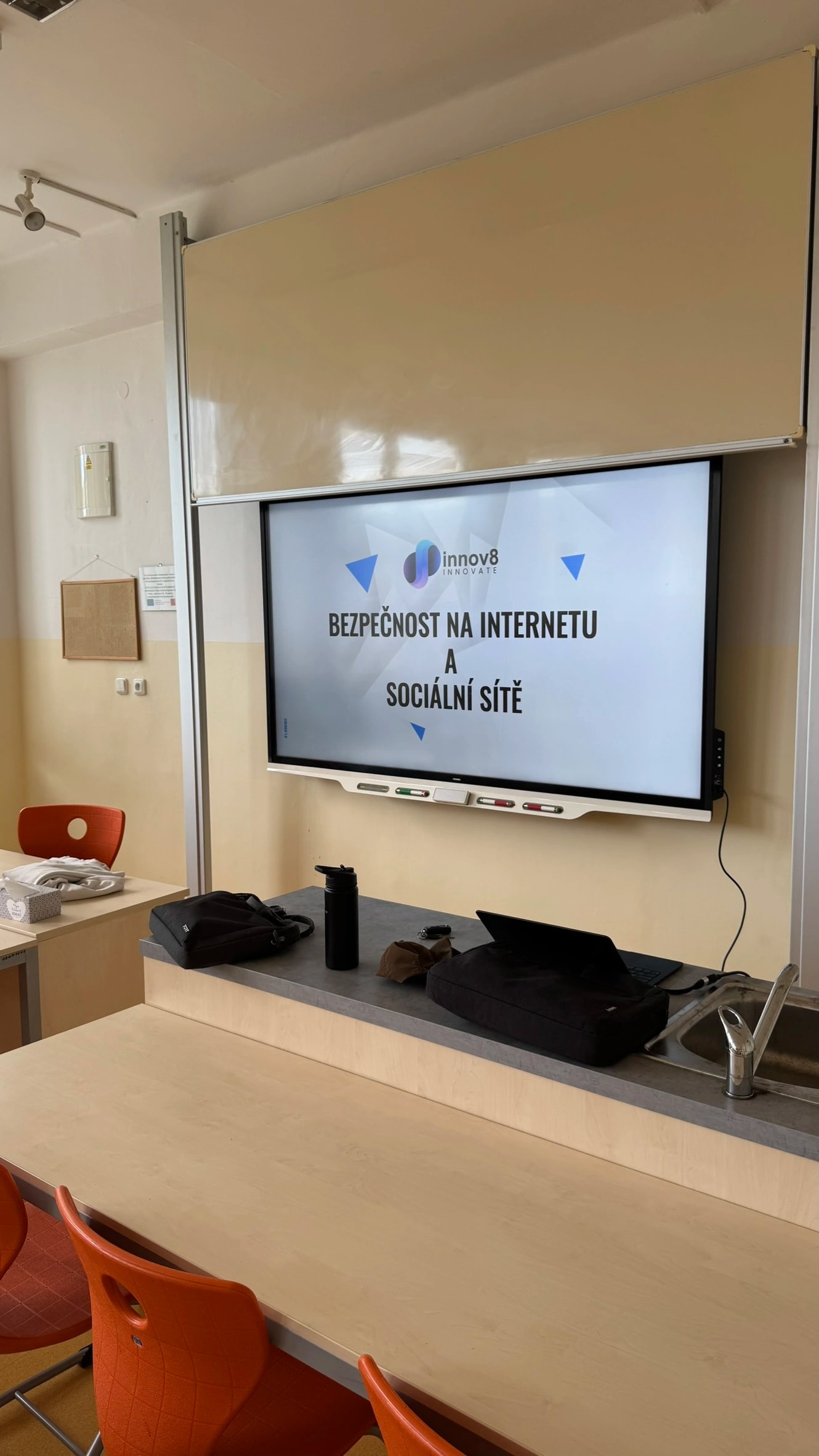 Lektor Innov8 při školení pedagogů o bezpečnosti na internetu