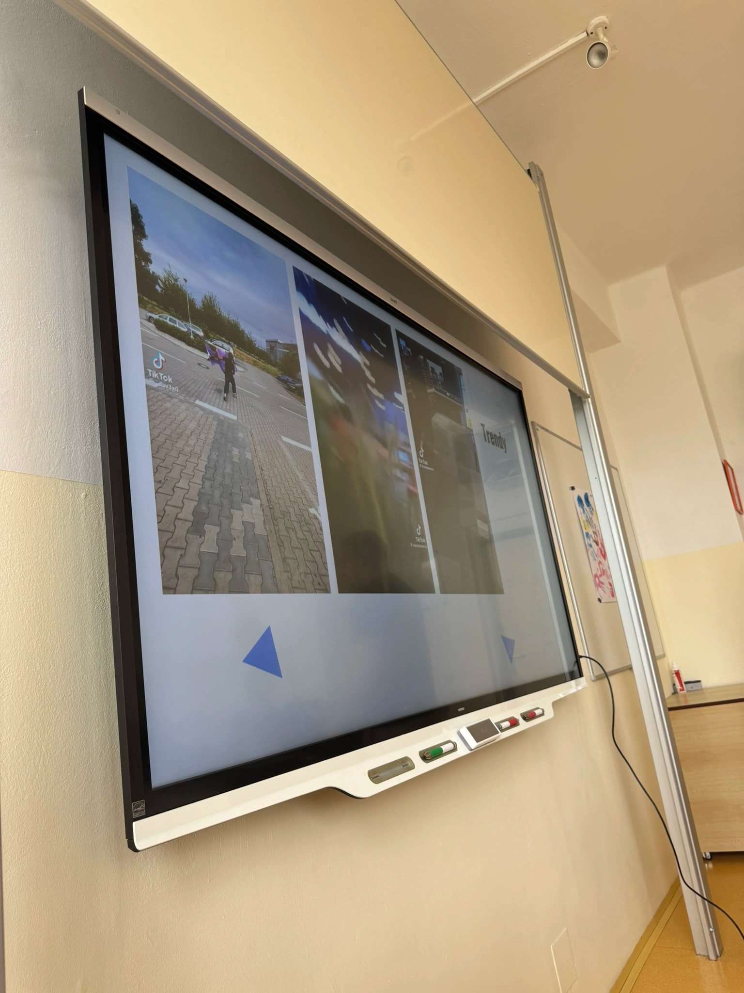 Pedagogové sledují ukázku phishingového útoku během školení